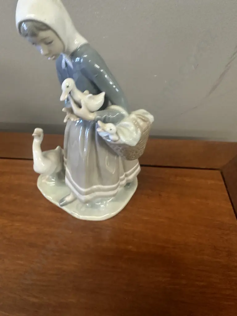 Lladro Shepherdess With Ducks #4568 H23.5cm. Image 1++